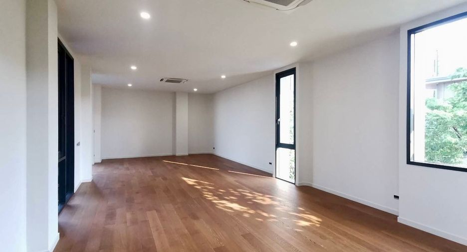 For sale 4 bedrooms house in Wang Thonglang, Bangkok