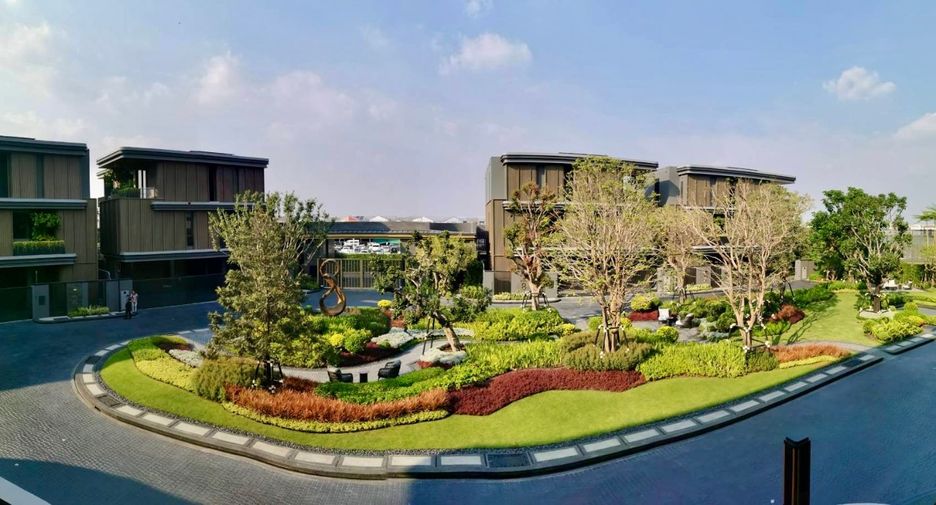 For sale 4 bedrooms house in Wang Thonglang, Bangkok