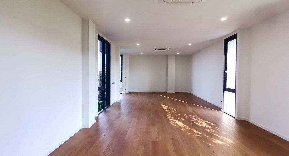 For sale 4 bedrooms house in Wang Thonglang, Bangkok