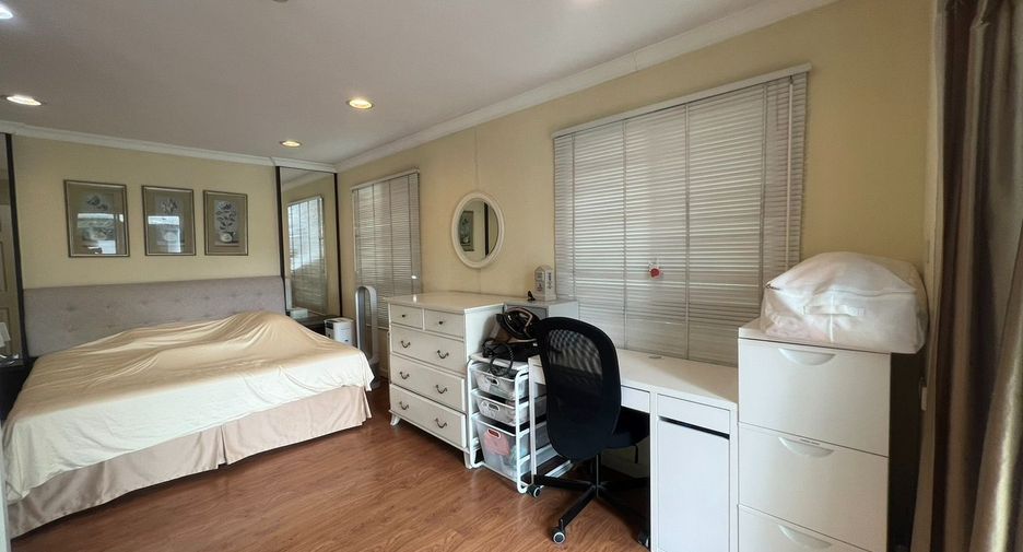 For sale 1 bed condo in Khlong Toei, Bangkok