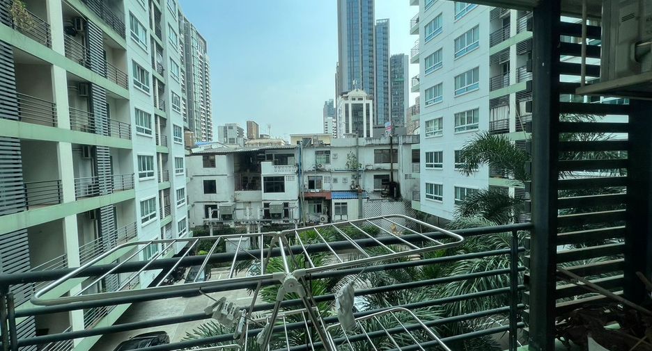 For sale 1 bed condo in Khlong Toei, Bangkok