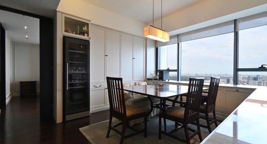 For rent 4 bedrooms condo in Sathon, Bangkok
