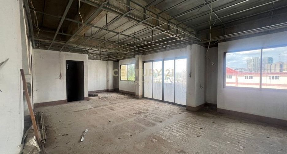 Gewerbefläche zum Kauf mit 8 Zimmer in Bang Bua Thong, Nonthaburi
