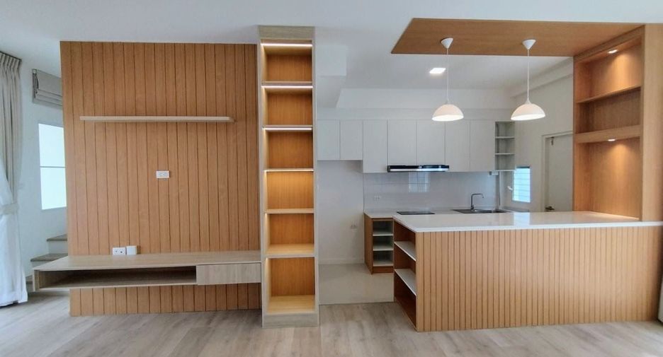 For rent 3 bedrooms townhouse in Prawet, Bangkok