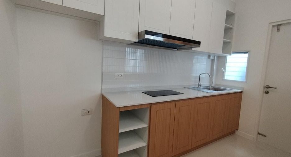 For rent 3 bedrooms townhouse in Prawet, Bangkok