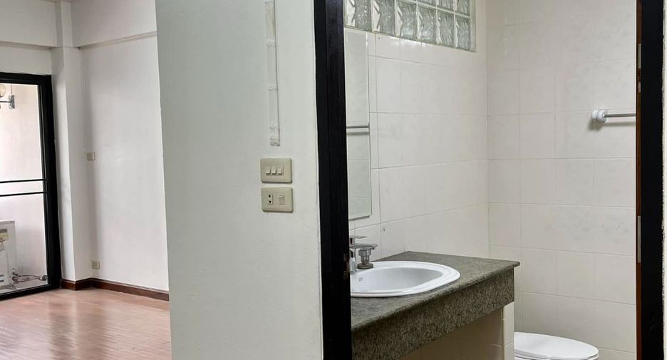 For rent 8 bedrooms office in Khlong Toei, Bangkok