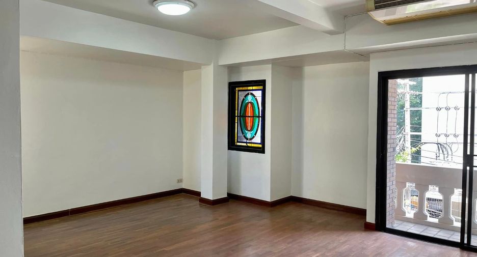 For rent 8 bedrooms office in Khlong Toei, Bangkok