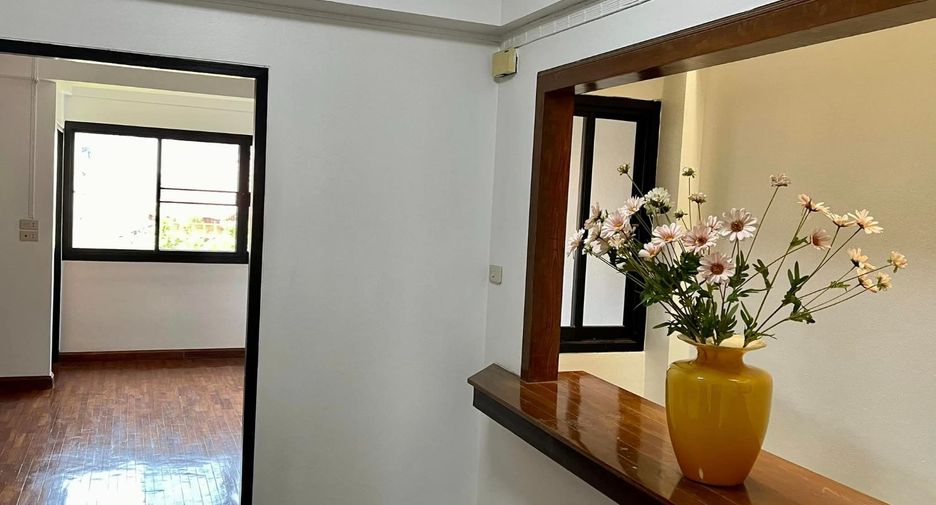 For rent 8 bedrooms office in Khlong Toei, Bangkok