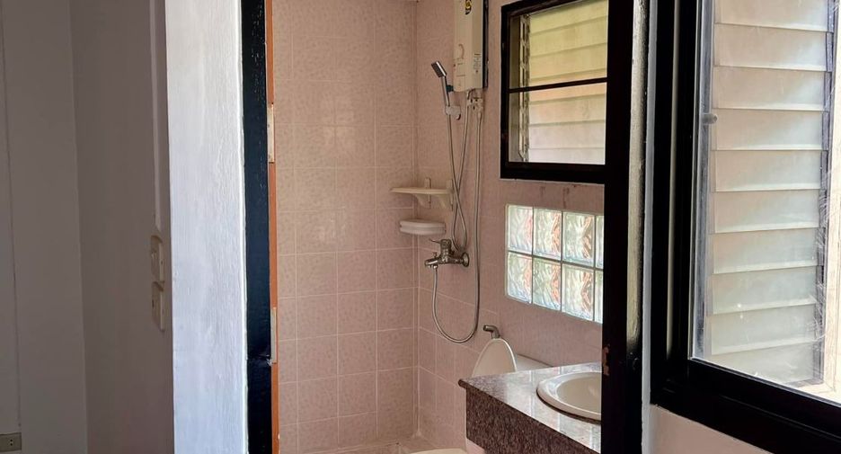 For rent 8 bedrooms office in Khlong Toei, Bangkok
