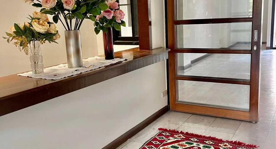 For rent 8 bedrooms office in Khlong Toei, Bangkok