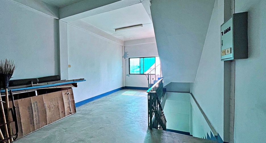 For sale 3 bed retail Space in Thon Buri, Bangkok