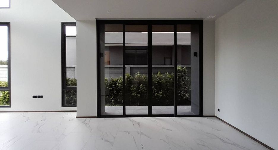 For rent and for sale 5 bedrooms house in Suan Luang, Bangkok