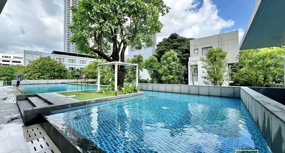 For rent そして for sale 5 Beds house in Huai Khwang, Bangkok