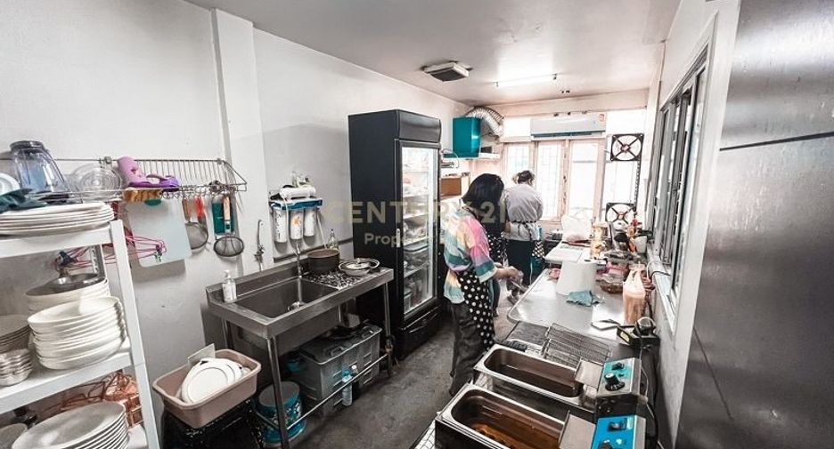 For sale 2 bed retail Space in Khlong Toei, Bangkok