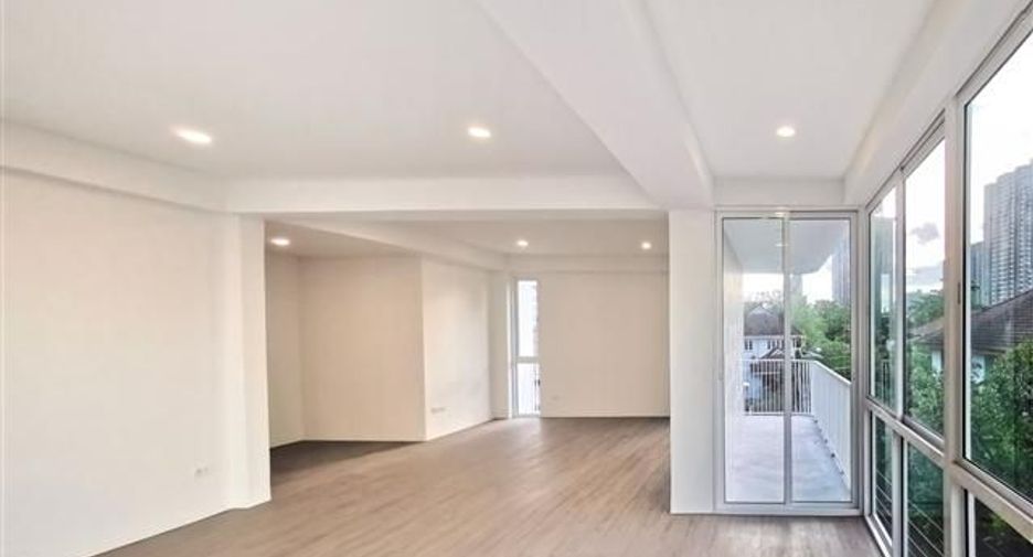For sale 5 bedrooms house in Phra Khanong, Bangkok