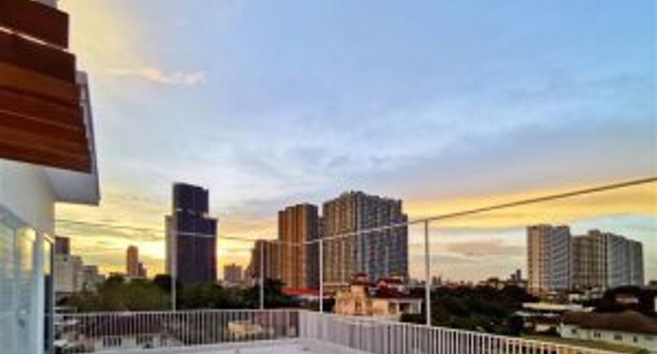 For sale 5 bedrooms house in Phra Khanong, Bangkok