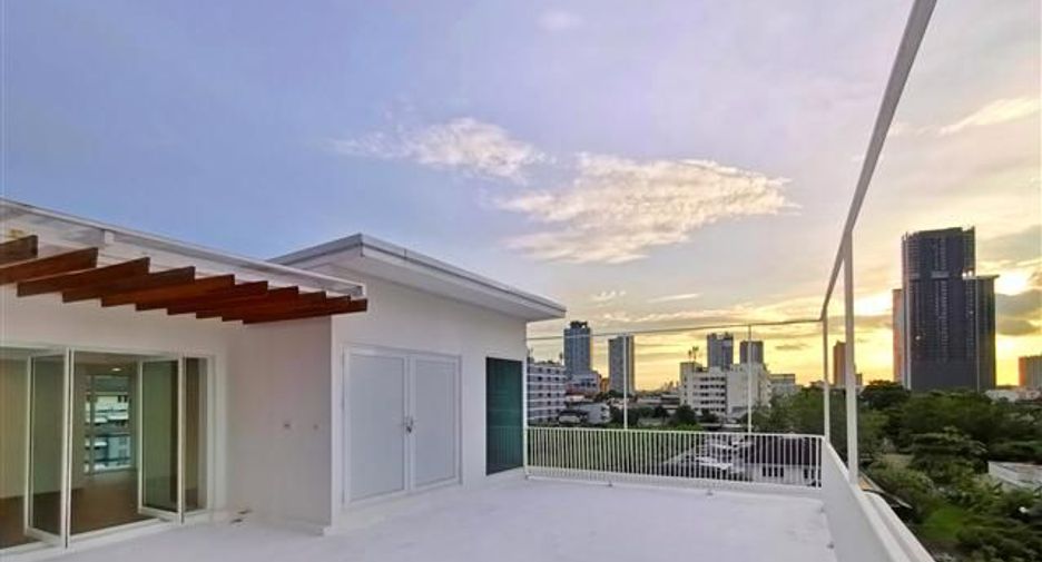For sale 5 bedrooms house in Phra Khanong, Bangkok