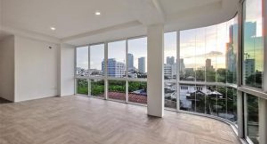 For sale 5 bedrooms house in Phra Khanong, Bangkok