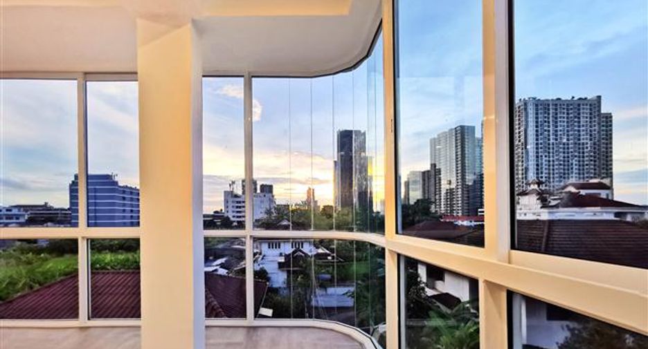 For sale 5 bedrooms house in Phra Khanong, Bangkok