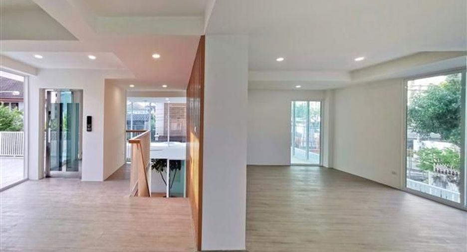 For sale 5 bedrooms house in Phra Khanong, Bangkok