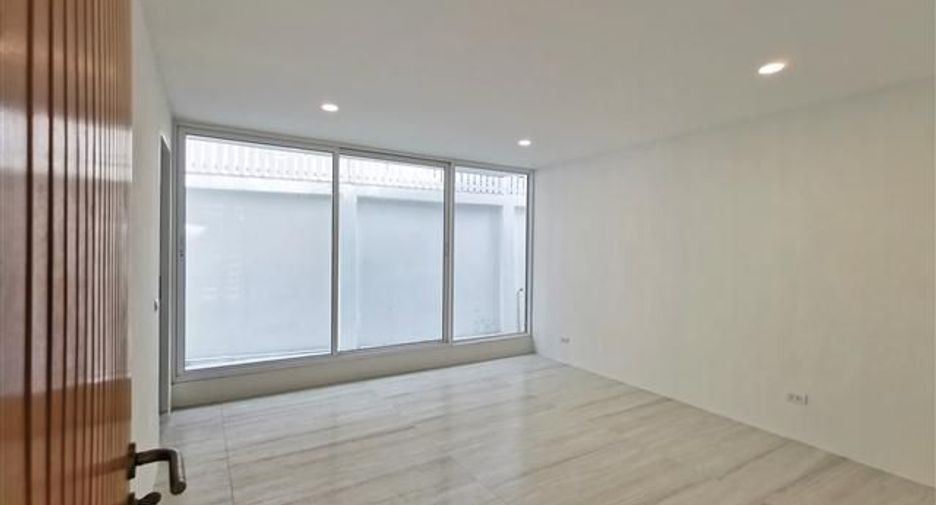 For sale 5 bedrooms house in Phra Khanong, Bangkok