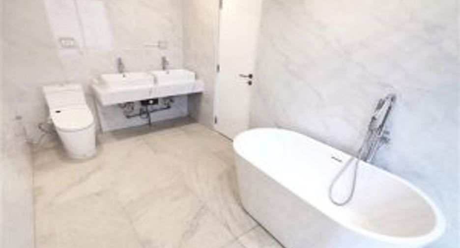 For sale 5 bedrooms house in Phra Khanong, Bangkok