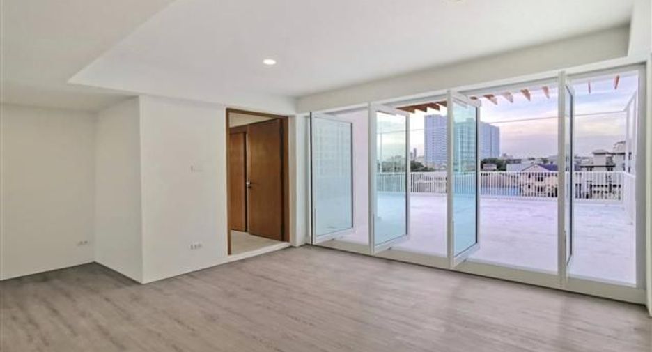 For sale 5 bedrooms house in Phra Khanong, Bangkok