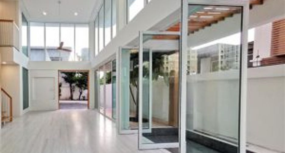 For sale 5 bedrooms house in Phra Khanong, Bangkok