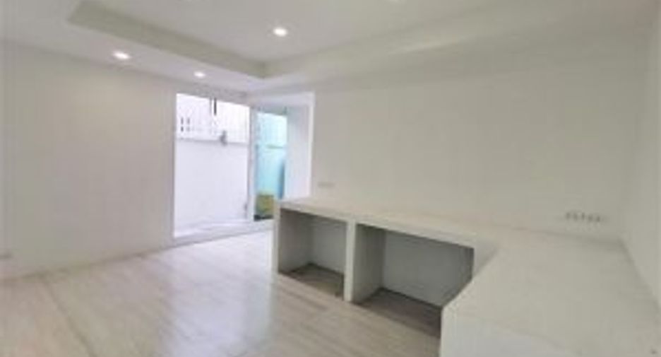 For sale 5 bedrooms house in Phra Khanong, Bangkok