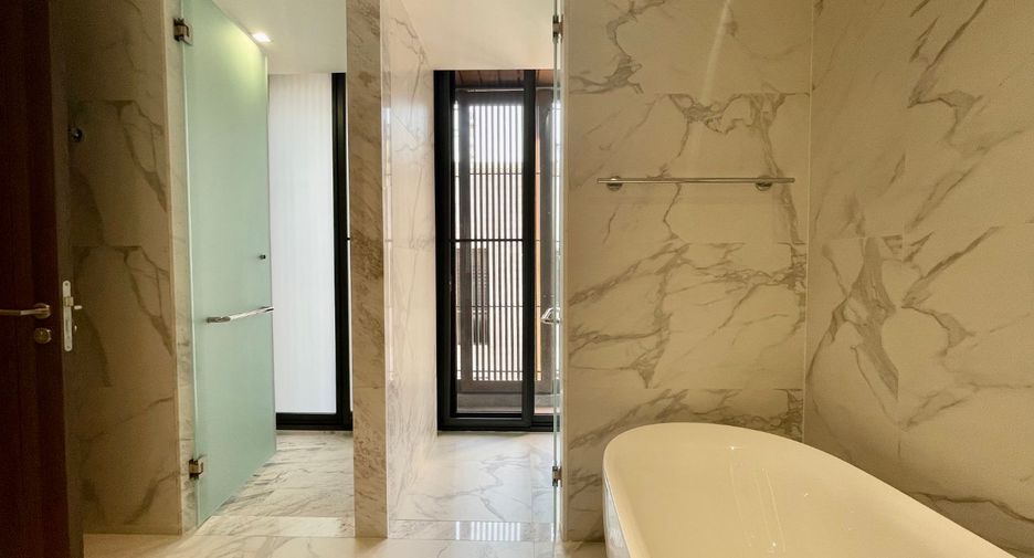 For rent 3 bedrooms apartment in Khlong Toei, Bangkok