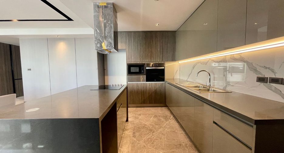 For rent 3 bedrooms apartment in Khlong Toei, Bangkok