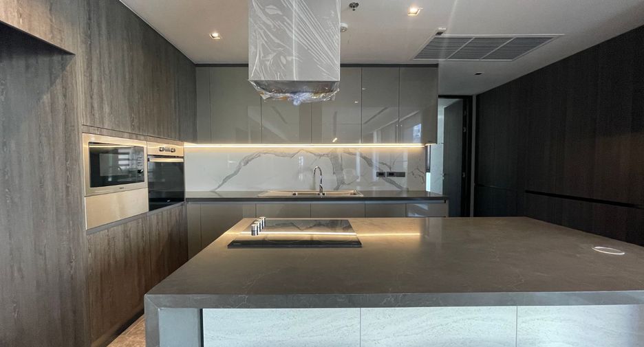 For rent 3 bedrooms apartment in Khlong Toei, Bangkok