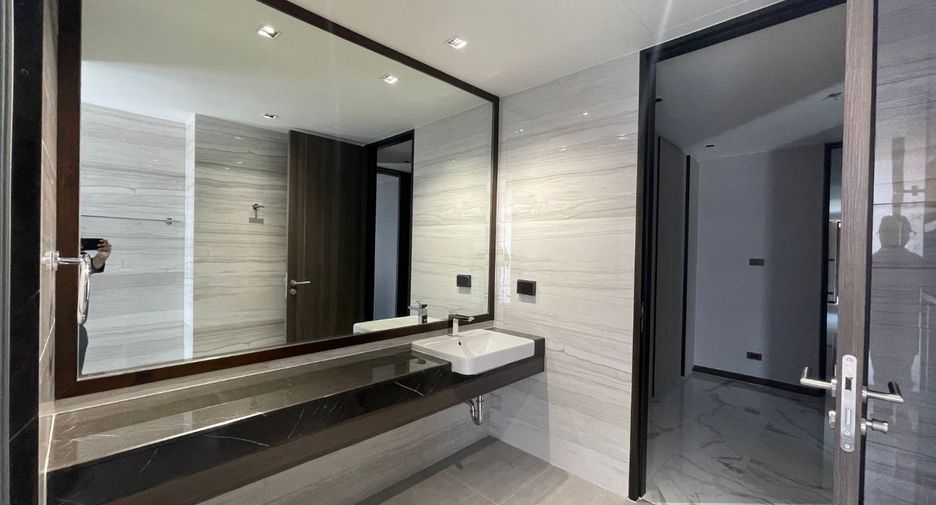 For rent 3 bedrooms apartment in Khlong Toei, Bangkok