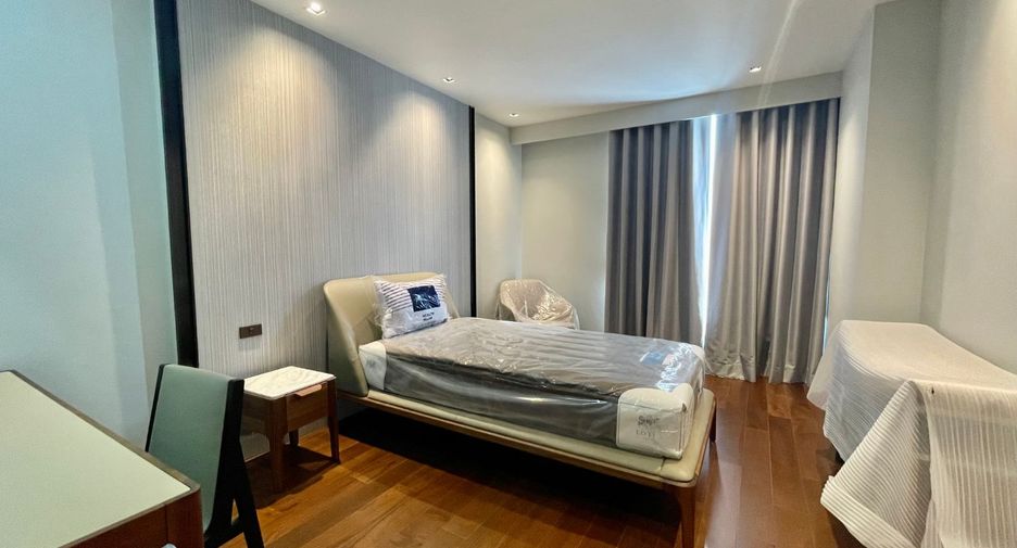 For rent 3 bedrooms apartment in Khlong Toei, Bangkok