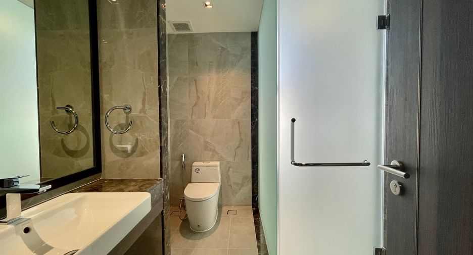 For rent 3 bedrooms apartment in Khlong Toei, Bangkok