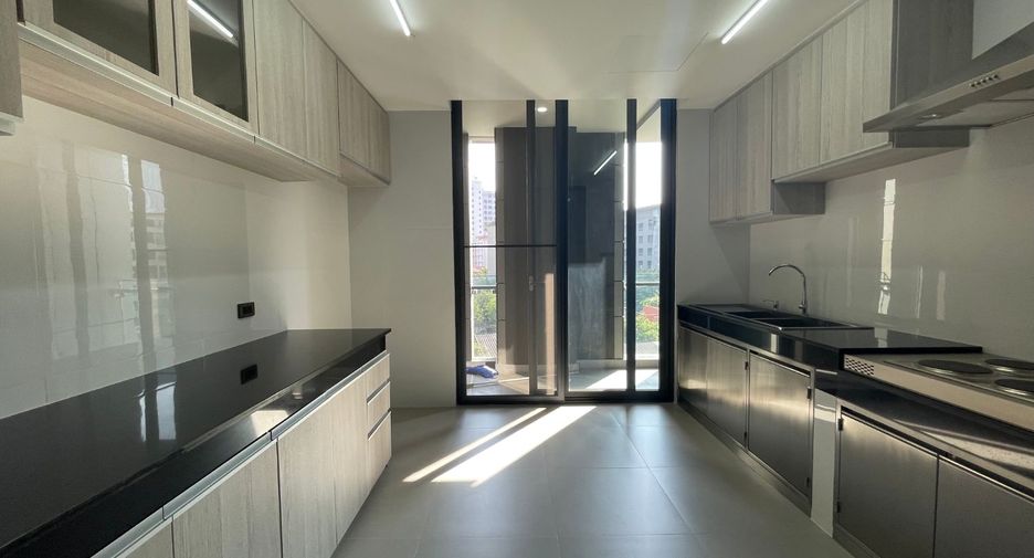 For rent 3 bedrooms apartment in Khlong Toei, Bangkok