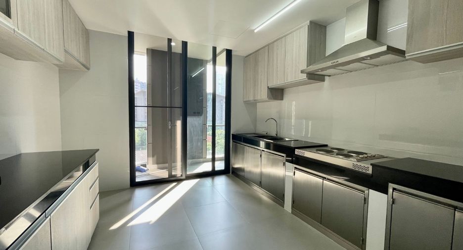 For rent 3 bedrooms apartment in Khlong Toei, Bangkok