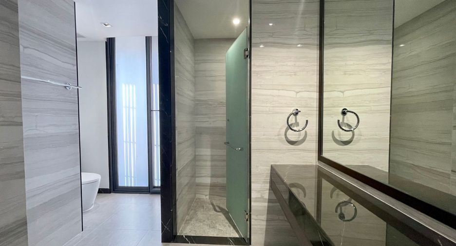 For rent 3 bedrooms apartment in Khlong Toei, Bangkok