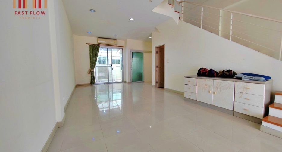 For sale 3 bed townhouse in Lat Phrao, Bangkok