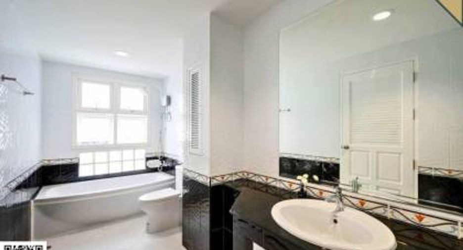 Casa adosada en alquiler y en venta de 5 habitaciones en Chatuchak, Bangkok