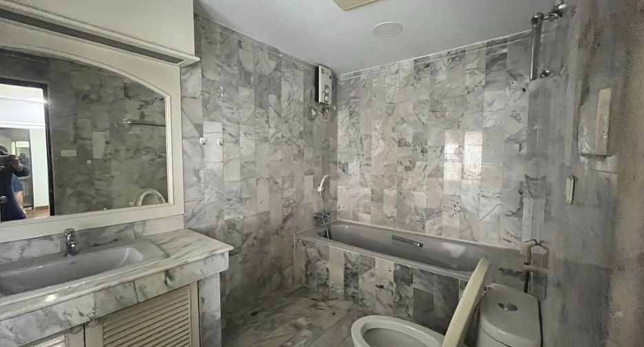 For sale 2 bedrooms condo in Khlong Toei, Bangkok