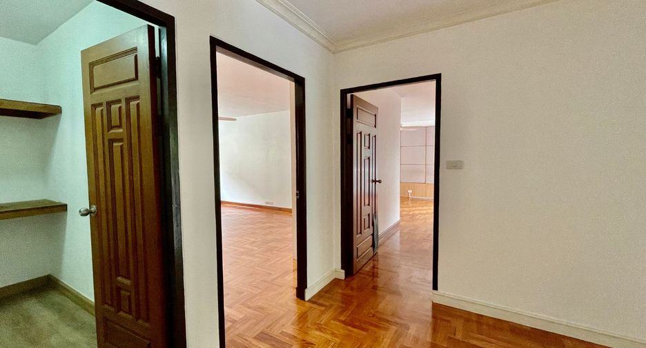For rent 4 bedrooms apartment in Khlong Toei, Bangkok