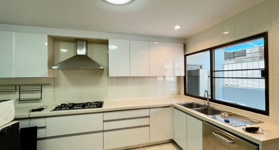 For rent 4 bedrooms apartment in Khlong Toei, Bangkok