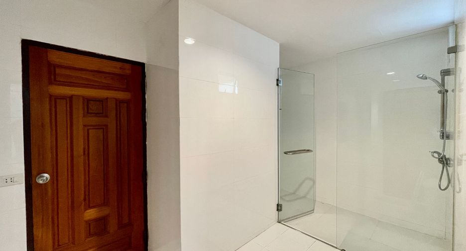For rent 4 bedrooms apartment in Khlong Toei, Bangkok