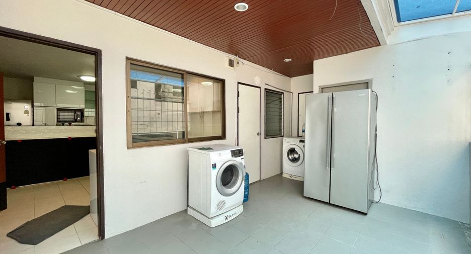 For rent 4 bedrooms apartment in Khlong Toei, Bangkok