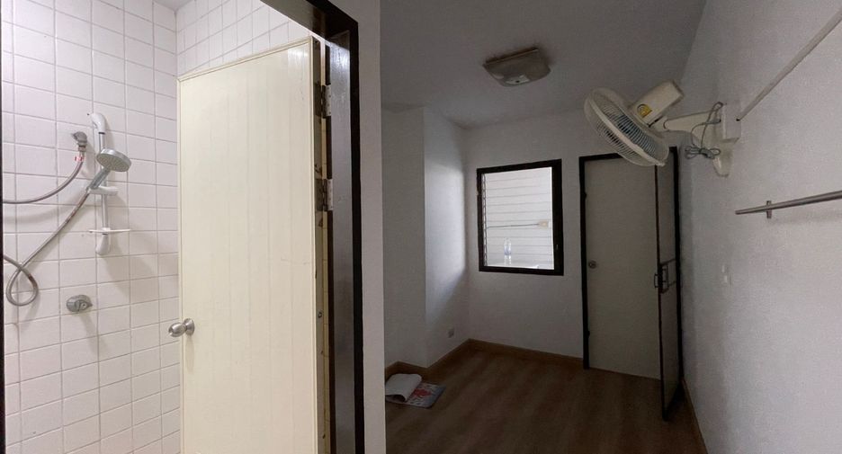 For rent 4 bedrooms apartment in Khlong Toei, Bangkok