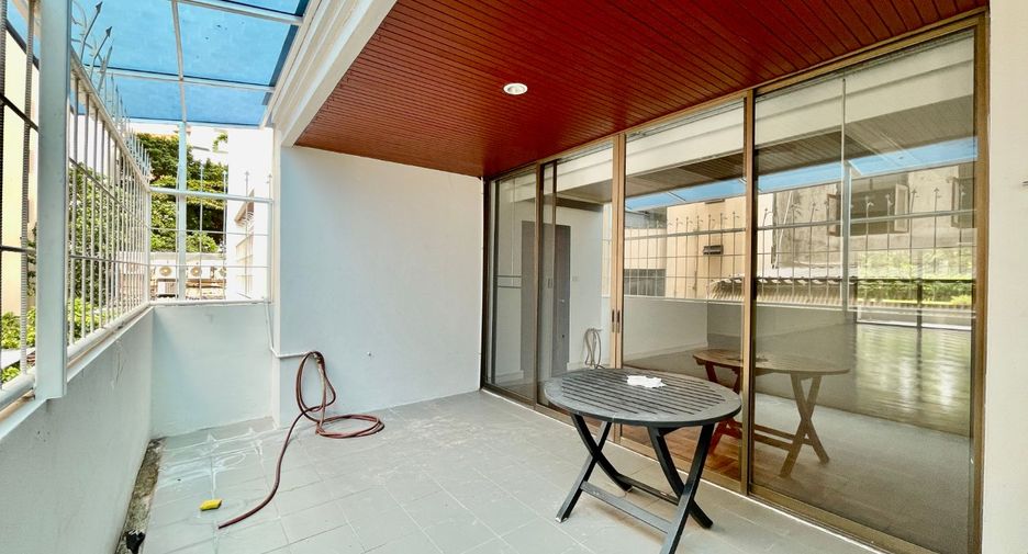 For rent 4 bedrooms apartment in Khlong Toei, Bangkok