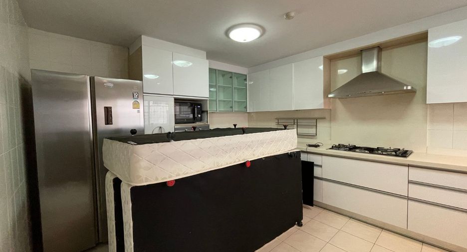 For rent 4 bedrooms apartment in Khlong Toei, Bangkok