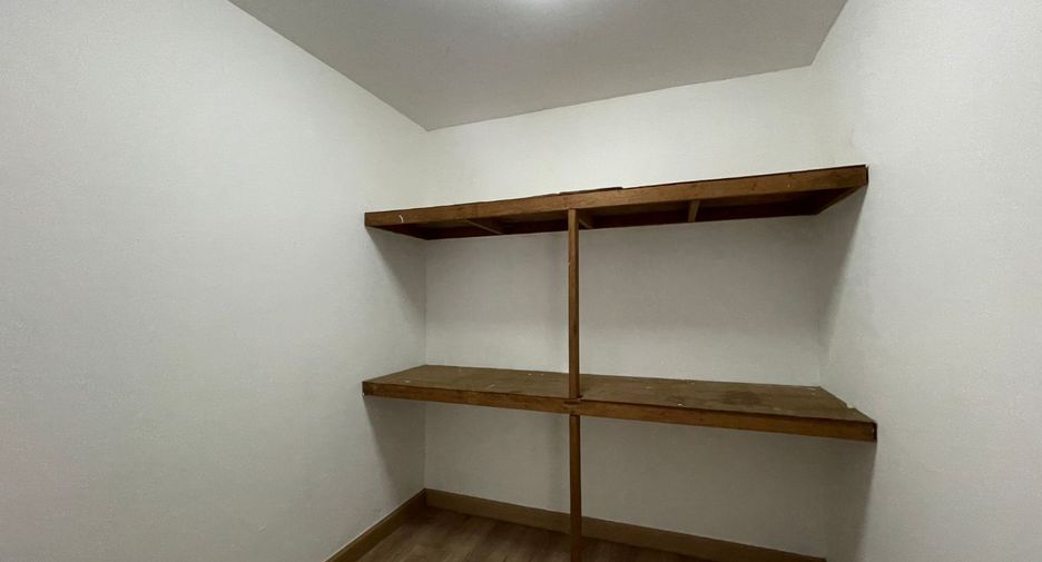 For rent 4 bedrooms apartment in Khlong Toei, Bangkok