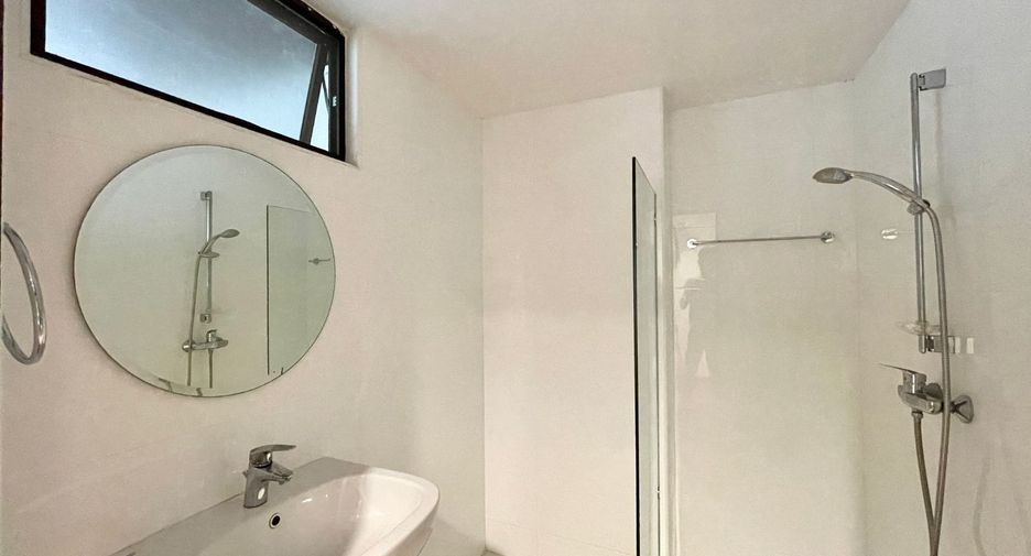 For rent 4 bedrooms apartment in Khlong Toei, Bangkok